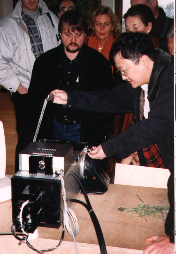 Vorfhrung der Biophotonenstrahlung am Photomultiplier durch einen Doktoranden von Prof. Popp