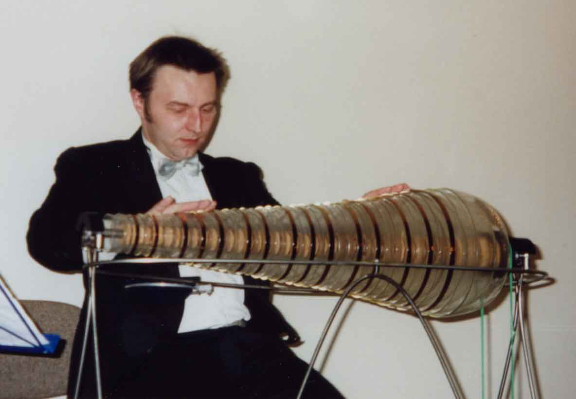 Bruno Kliegl beim Glasharmonikaspiel, Januar 2002 in Bad Knig